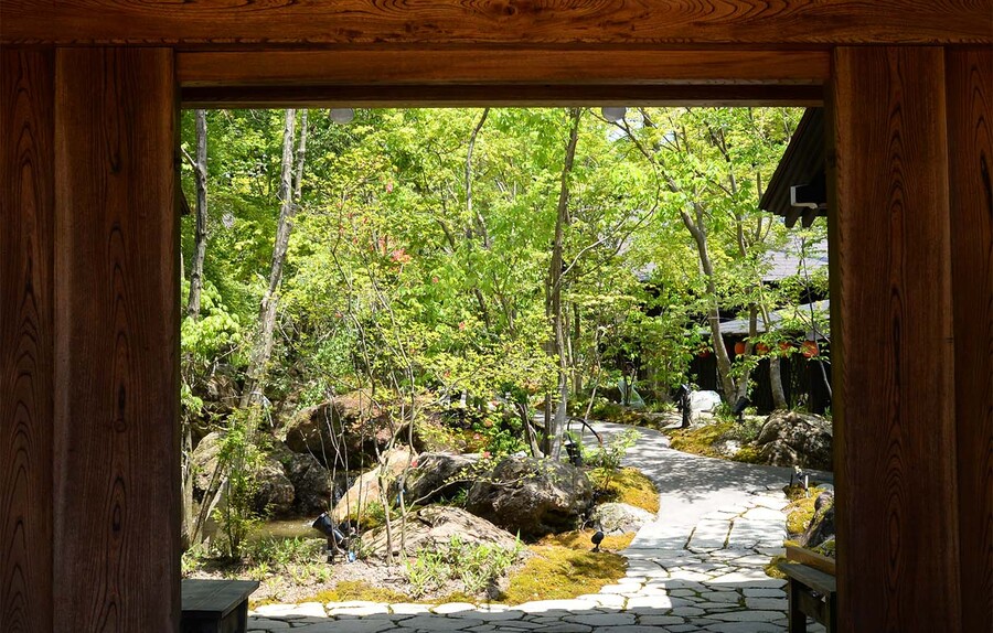 一燈銭_長屋門から見た裏庭の風景(Ittousen_Garden view from Nagaya-mon)