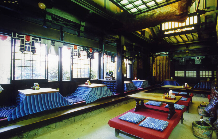 老松_大黒柱の松のそばの席(Oimatsu_Seats besides the central pine pillar)