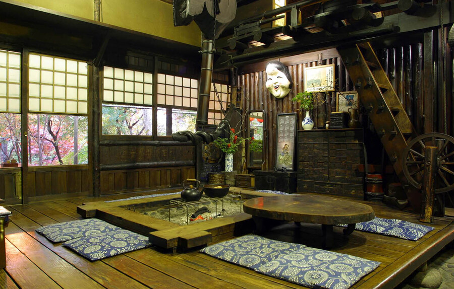 いろり山賊_店内の板間の席(Sanzoku_Seats in a room with a wooden floor)