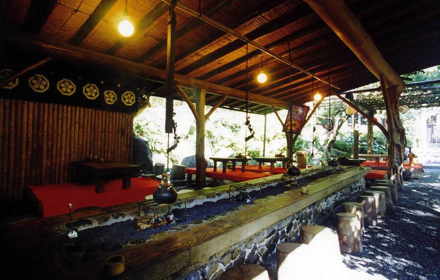 いろり山賊_外にあるいろりの席(Sanzoku_out-of-doors seats with a fireplace)