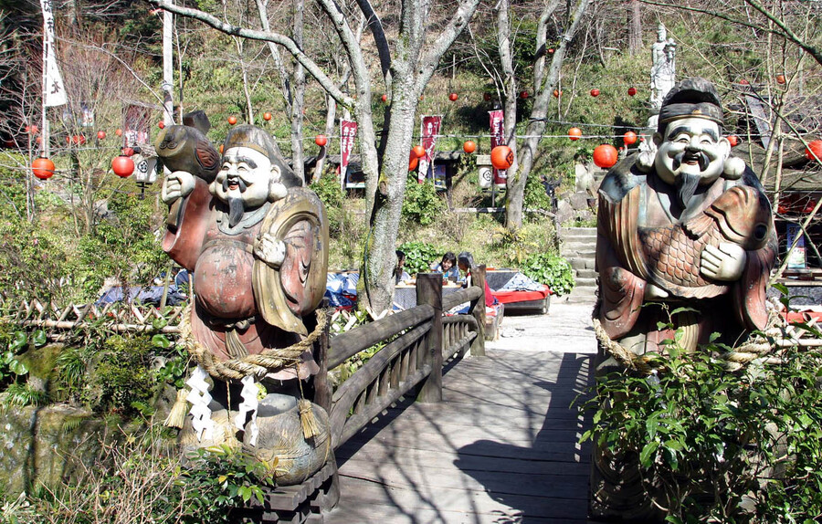 いろり山賊_恵比寿の庭(Sanzoku_Garden of Ebisu)