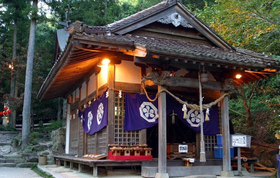 いろり山賊_塊稲成神社(Sanzoku_Musubi Inari Jinja)