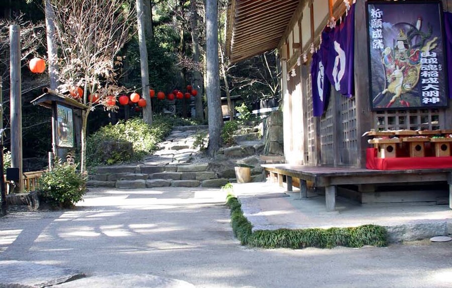 いろり山賊_神社横の道(Sanzoku_path along the shrine)