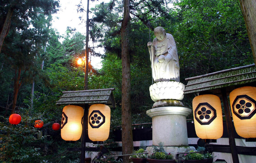 いろり山賊_子育て地蔵(Sanzoku_stone statue of raising children)