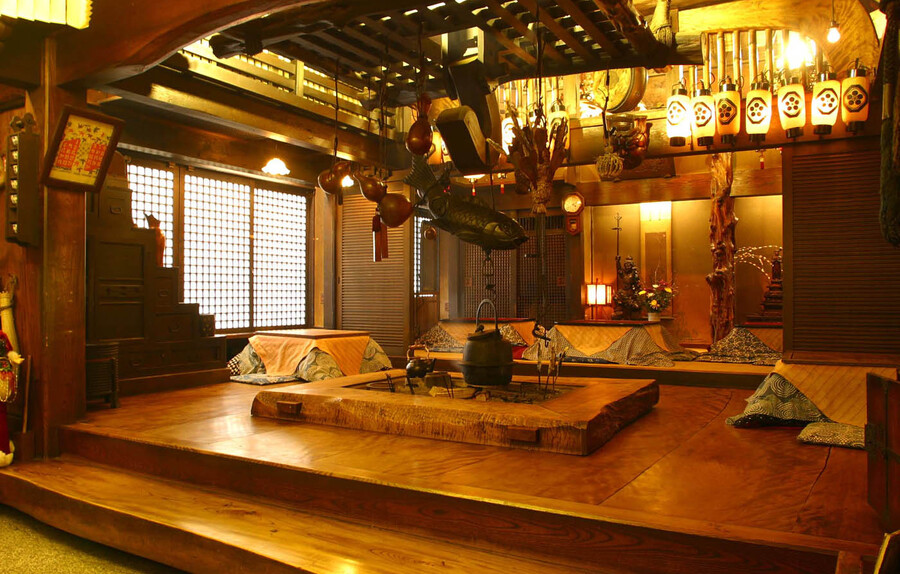 竈_いろりを囲んでの席(Kamado_Tables around a fireplace with a pot hanger)