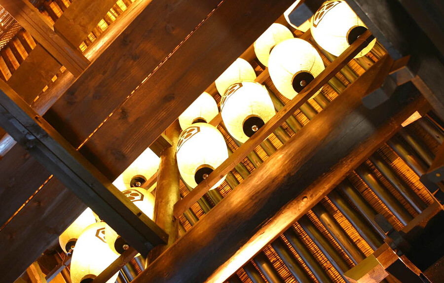 竈_小屋組(Kamado_structure of a room truss of wood without a ceiling)