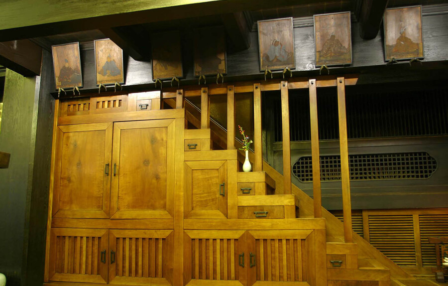 桃李庵_箱階段(Tourian_staircase combined with a cupboard)
