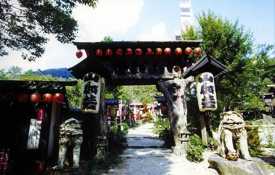 山賊砦_門と獅子(Sanzoku-toride_Gate and lion)
