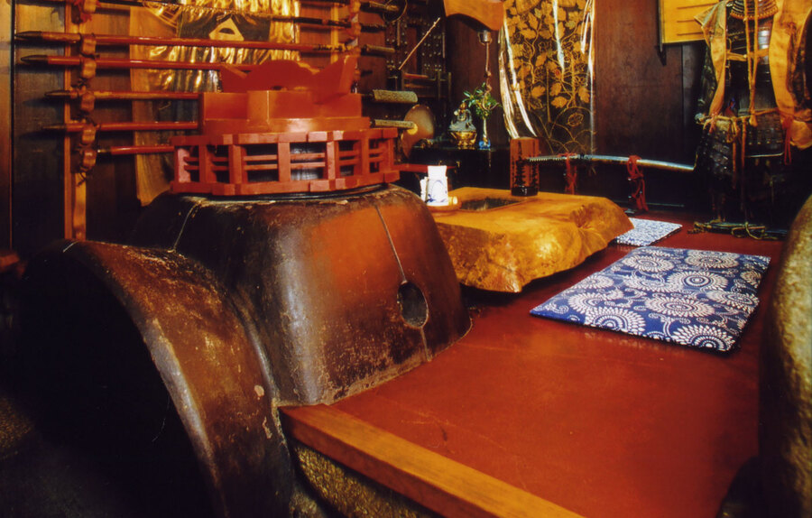山賊砦_オンドル風の造りのお席(Sanzoku-toride_Seats in Korean heating style)